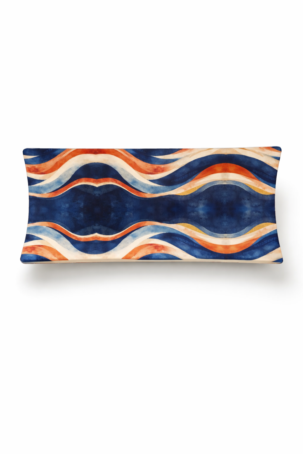 Photographie d’objet réaliste d’une assiette rectangulaire courbée Mbeya, en céramique de designer, décorée d’un motif ondulé bleu profond, terracotta et sable, inspiré de l’art afro-luxe gabonais, présentée sur fond blanc en format vertical.