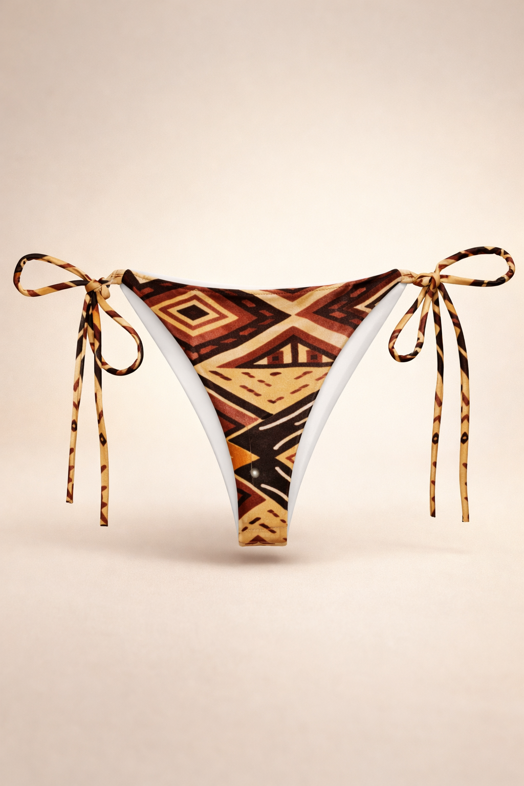 Bas de bikini NYARA seul, coupe minimaliste et liens ajustables. Design inspiré de l’art Fang, finition premium.