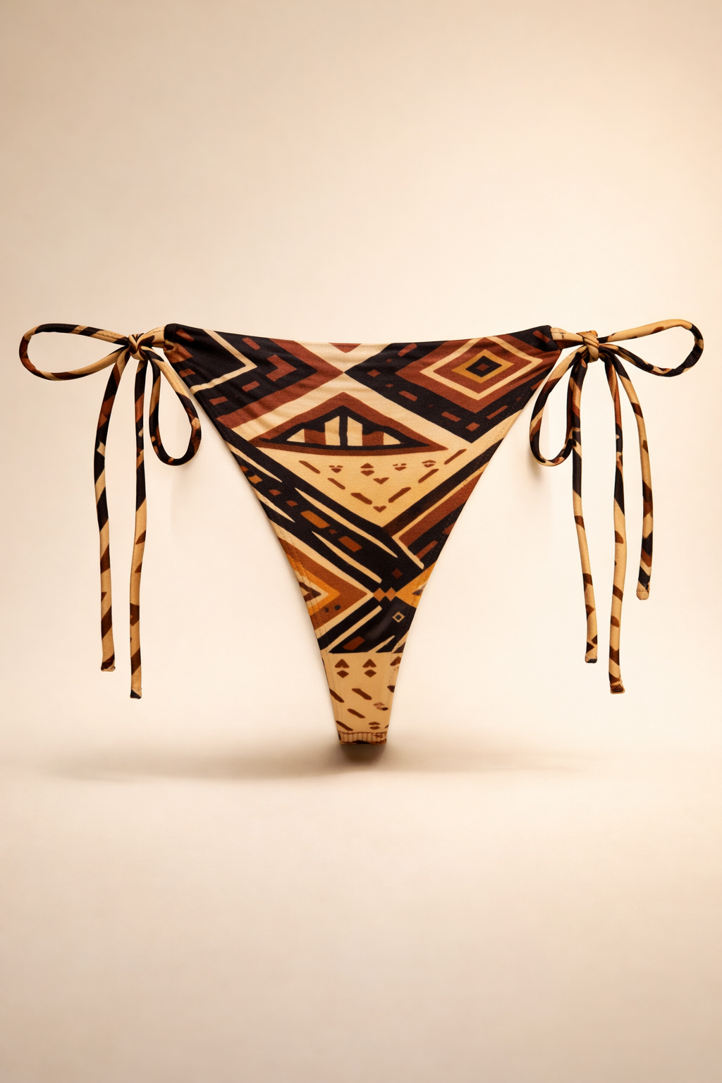 Vue arrière du bas de bikini NYARA, design épuré et maintien ajustable. Une pièce élégante et intemporelle.