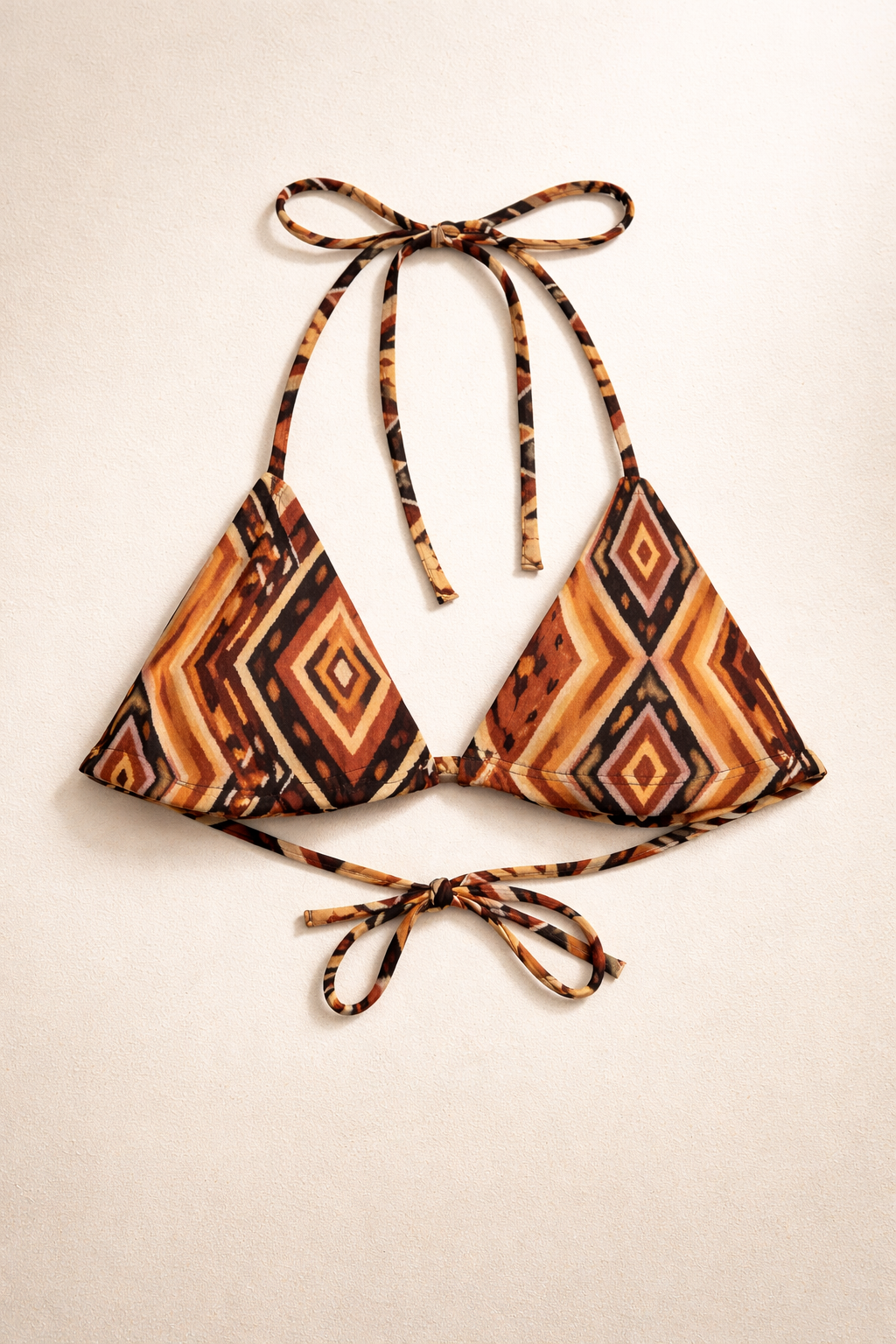 Vue à plat du bikini deux pièces mettant en avant sa coupe, ses finitions et son motif graphique. Un design précis et épuré pour une silhouette élégante.