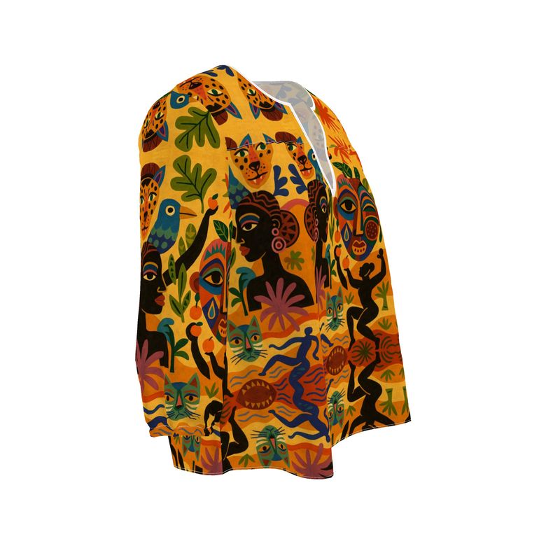 Vue latérale gauche de la blouse Tanéa portée, soulignant la coupe ample, le tombé naturel du crêpe et l’intensité de l’imprimé solaire.