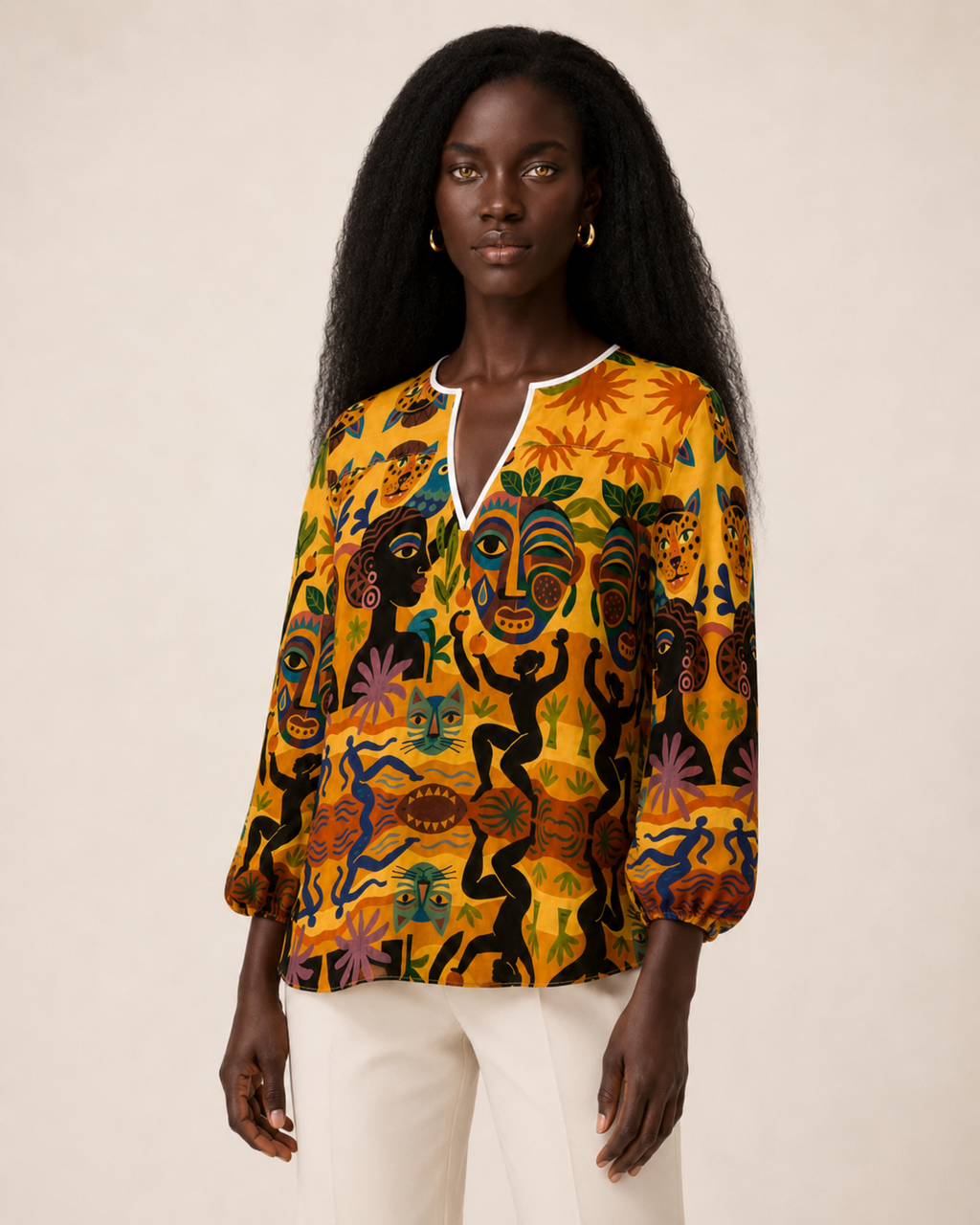 Vue de trois-quarts de la Blouse Tanéa portée avec un pantalon ivoire. Une photographie e-commerce qui révèle le volume des manches et la souplesse de sa coupe.