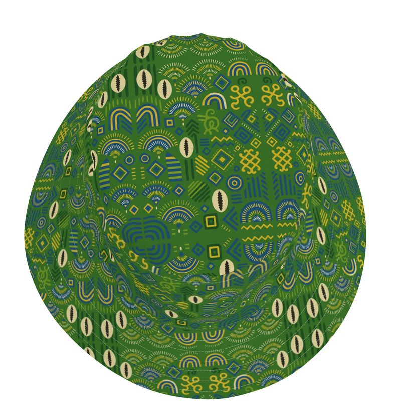 Chapeau Bob Mwana en perspective, vert avec imprimés africains multicolores et décorations de cauris, confection artisanale éthique.