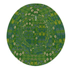 Vue aérienne du Bob Mwana vert réversible, orné de motifs africains et de coquillages cauris, confection artisanale et impression durable.