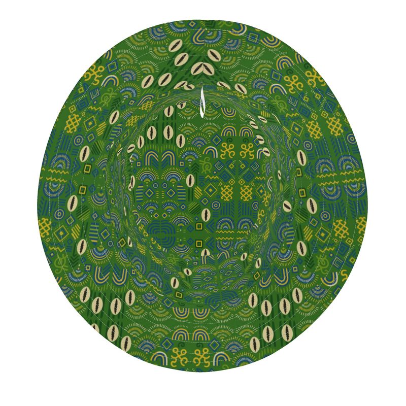 Vue aérienne du Bob Mwana vert réversible, orné de motifs africains et de coquillages cauris, confection artisanale et impression durable.