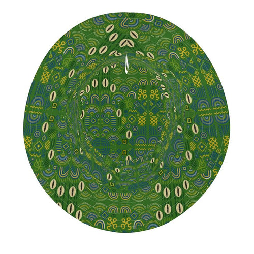 Vue aérienne du Bob Mwana vert réversible, orné de motifs africains et de coquillages cauris, confection artisanale et impression durable.