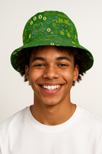 Adolescent afro-métis de 18 ans portant le Bob Mwana vert aux motifs africains, souriant avec douceur et assurance devant un fond neutre.Adolescent afro-métis de 18 ans portant le Bob Mwana vert aux motifs africains, souriant avec douceur et assurance devant un fond neutre.