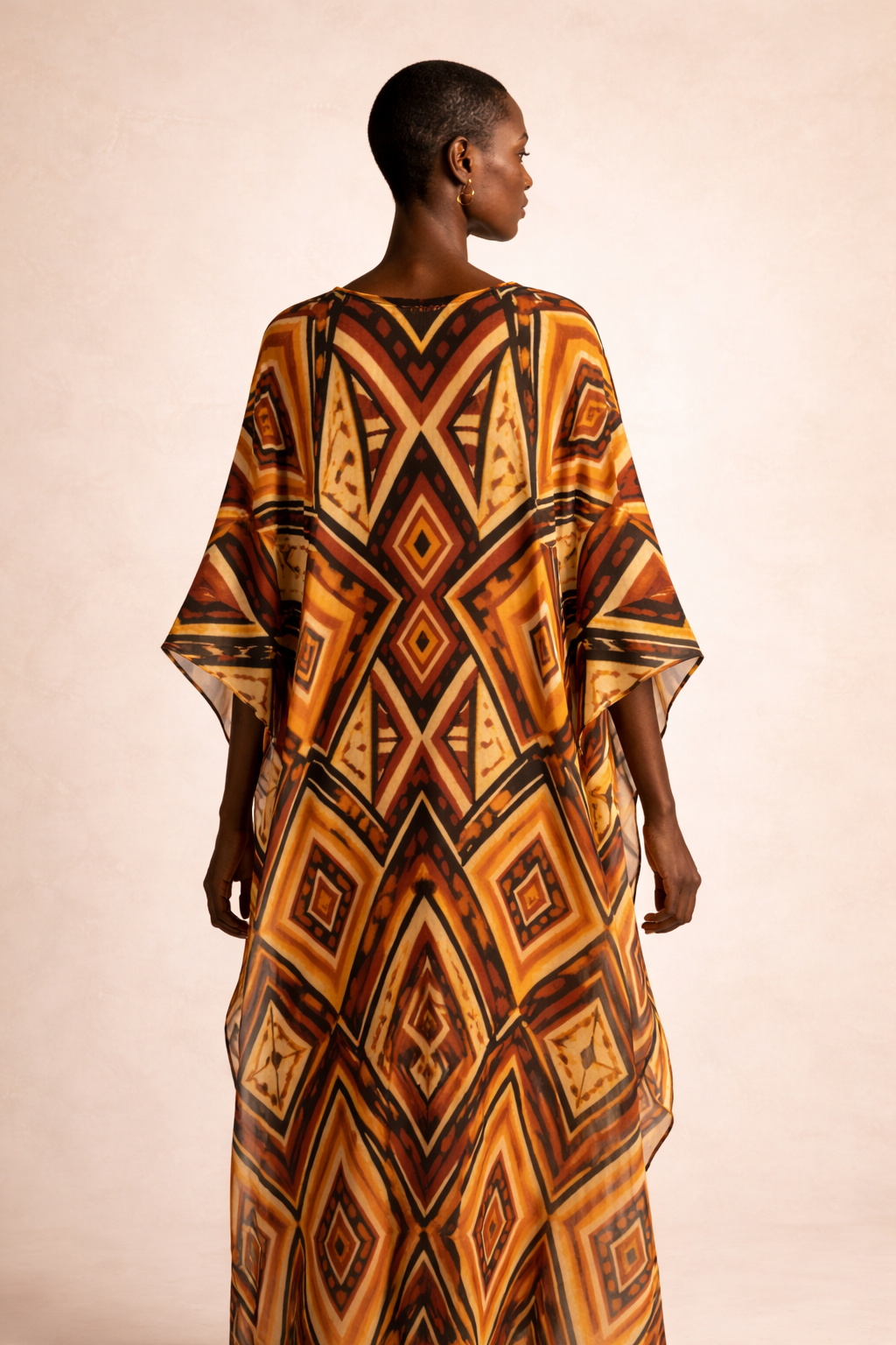 Vue dos du caftan NYARA révélant toute la fluidité du tissu et la précision du motif. Une pièce pensée pour une silhouette forte et intemporelle.
