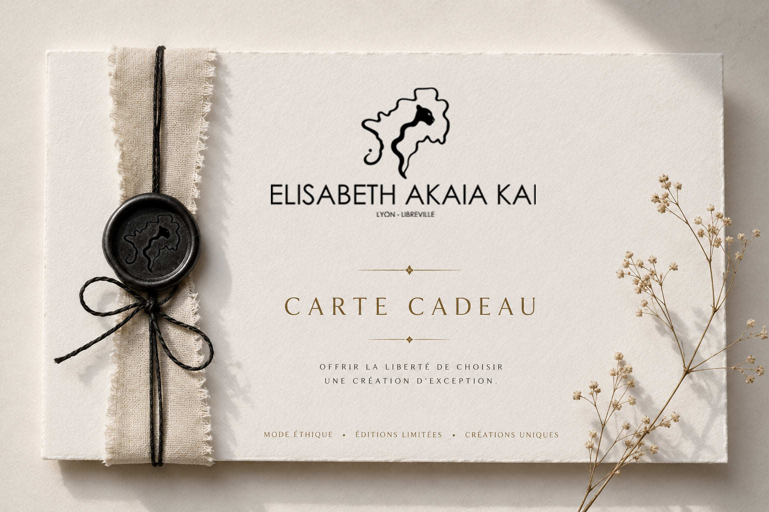 Offrez une Carte Cadeau ÉLISABETH AKAÏA KAÏ et laissez vos proches choisir une création unique de prêt-à-porter, un maillot de bain ou une pièce sur mesure fabriquée à la demande.