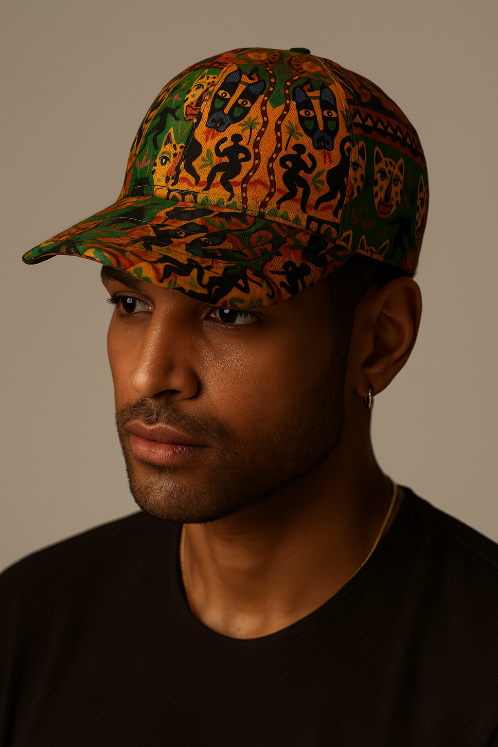 Gros plan d’un mannequin afro-métis portant la Casquette Nzinga, une casquette de créateurs Afro Luxe à motifs africains colorés. Photographie en studio, lumière douce, style Gabon Luxe.