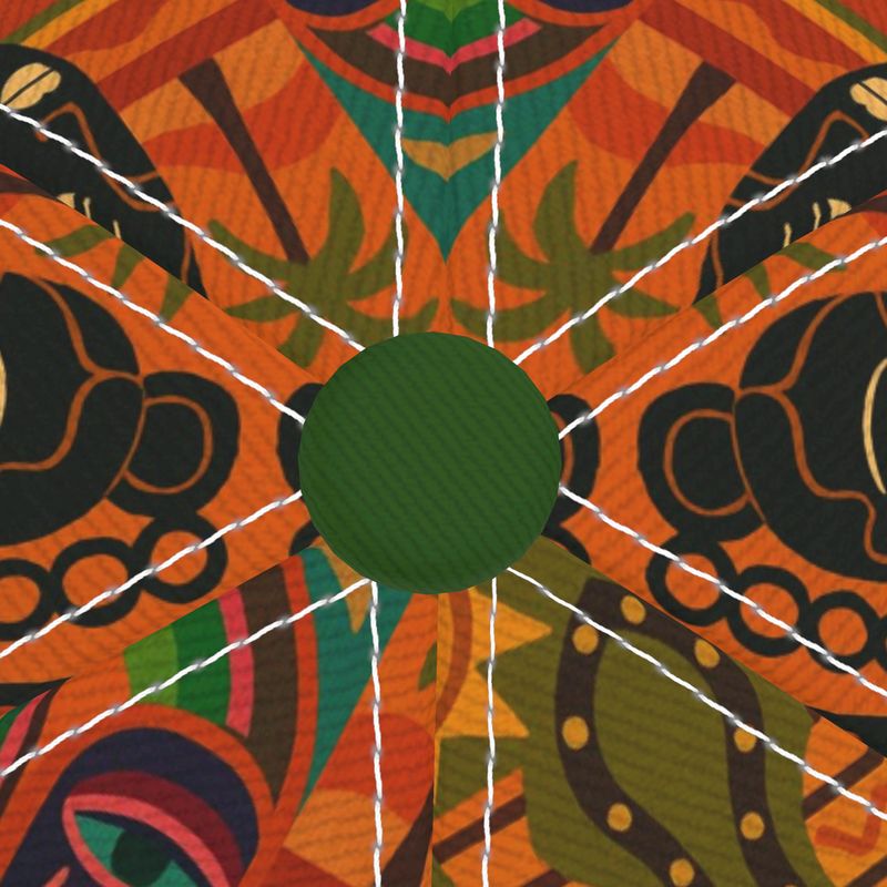 Zoom sur le bouton supérieur et les coutures renforcées de la Casquette Nzinga Afro Luxe à 6 panneaux, avec motifs africains colorés.