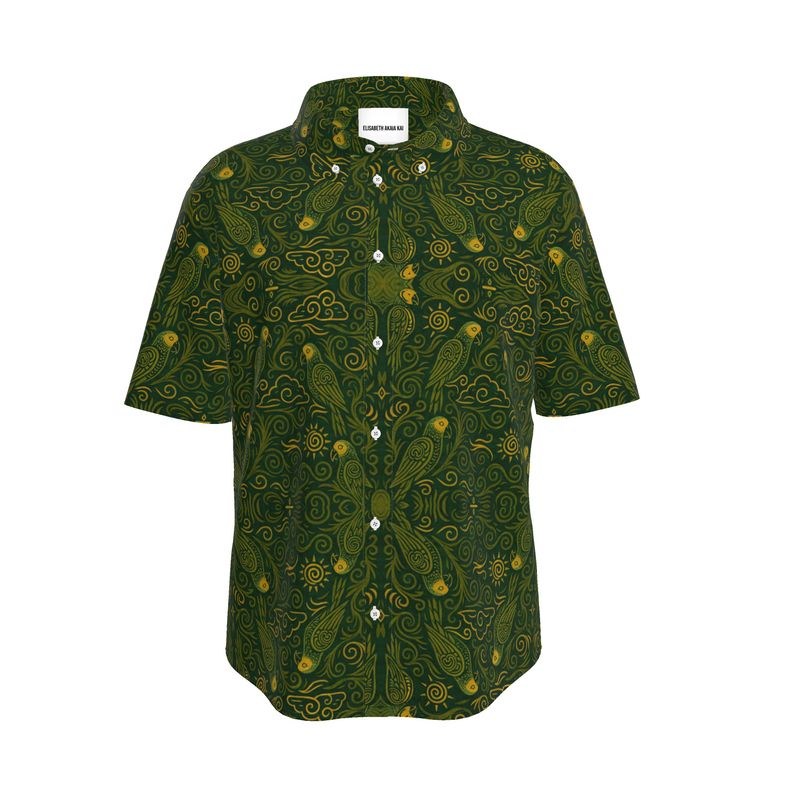 Vue de face de la chemise M’bani signée Élisabeth Akaïa Kaï. Tissu vert profond orné de motifs dorés inspirés de la nature et de la liberté, symbole de l’art vestimentaire gabonais.