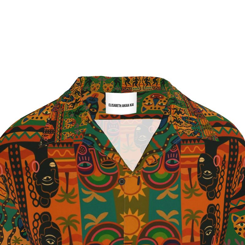 Gros plan sur le col et l’étiquette intérieure de la chemise Nzinga Élisabeth Akaïa Kaï, mettant en valeur la finition premium et l’imprimé artistique.