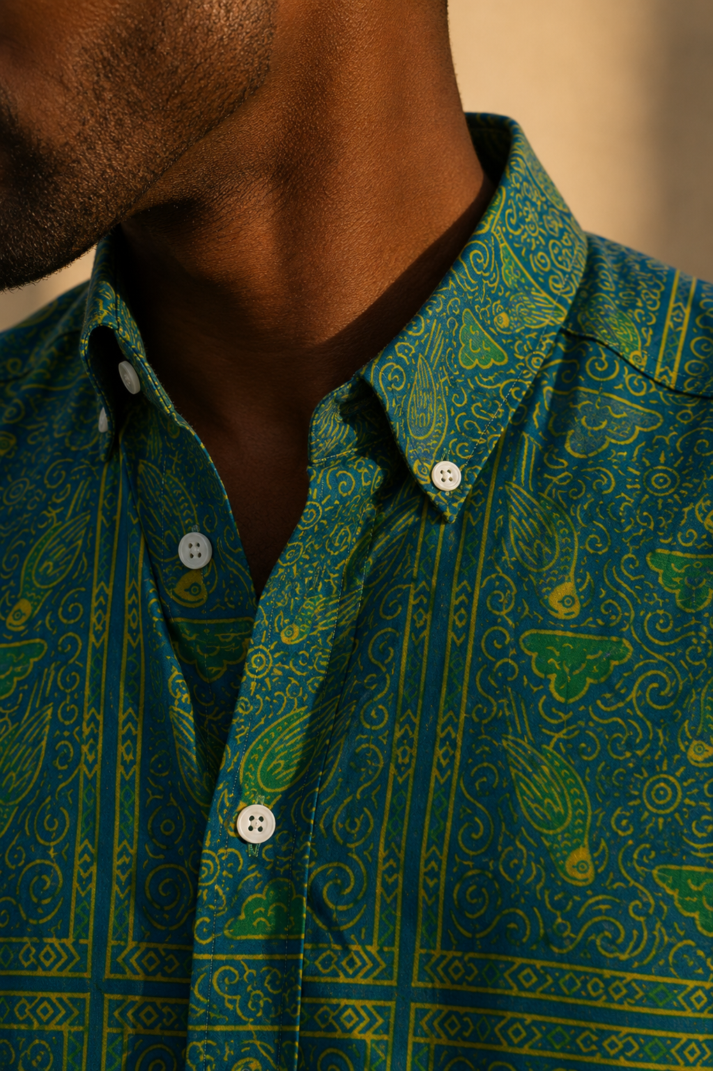Une attention portée à chaque détail : texture, boutonnière et construction du col révèlent l’approche artisanale et émotionnelle d’Élisabeth Akaïa Kaï.
