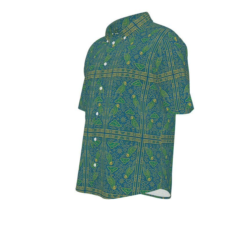 Vue de trois quarts de la chemise Okani, collection Libreville Royale, pièce artistique aux motifs culturels gabonais sur fond vert et or.