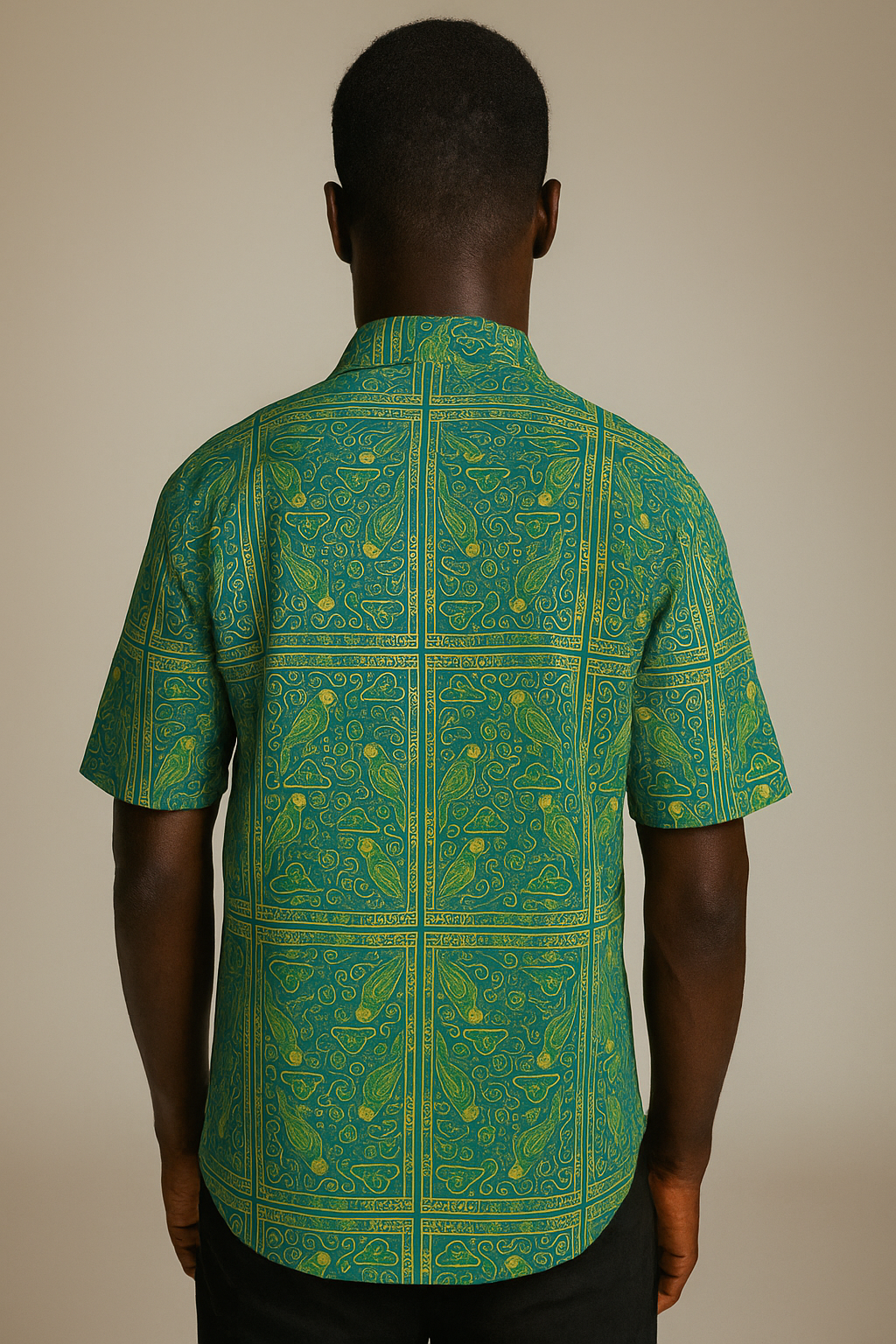 Vue arrière détaillée de la chemise Okani signée Élisabeth Akaïa Kaï, mettant en valeur les motifs culturels gabonais et la coupe ajustée en studio photo.