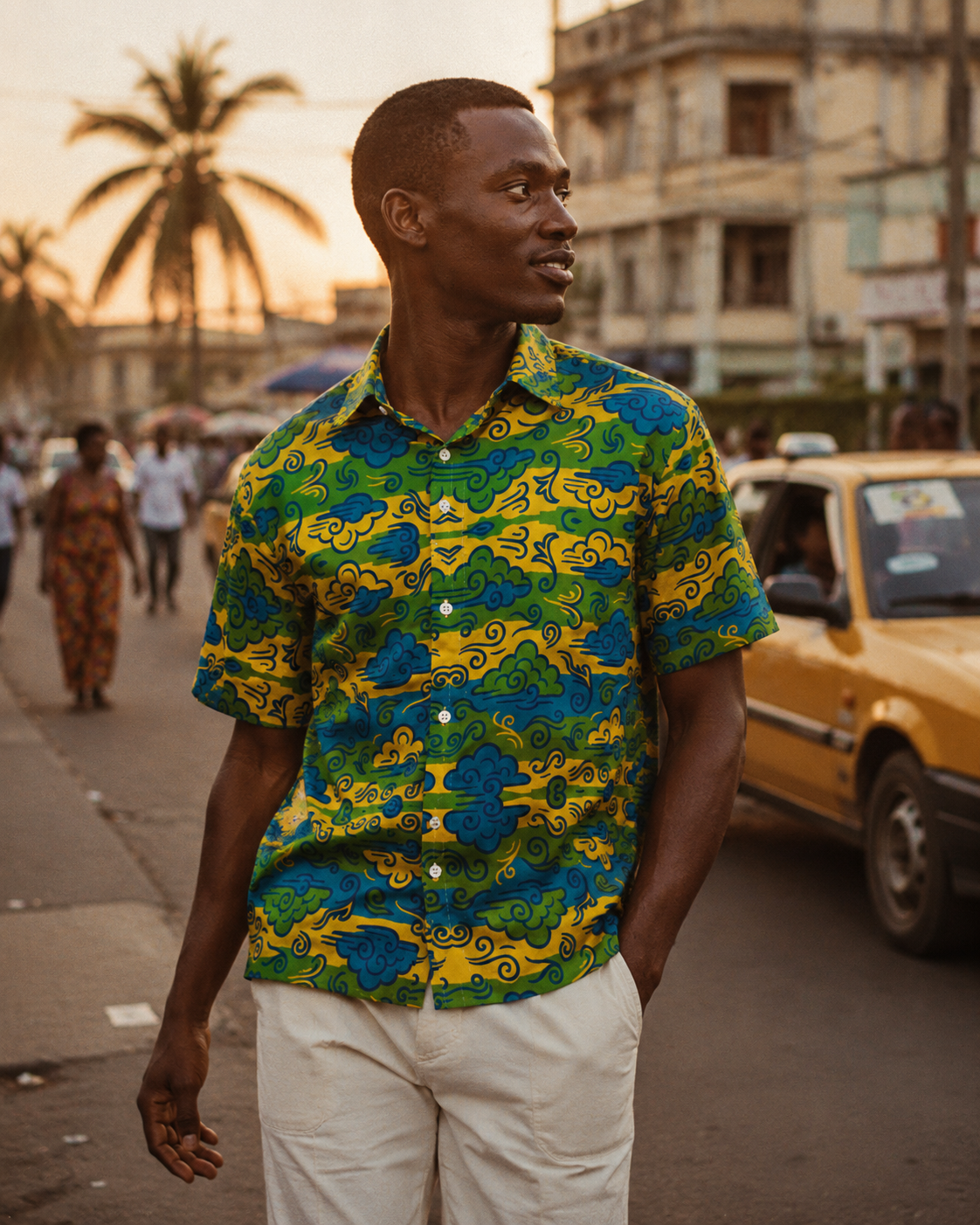 Chemise homme imprimée artistique Élisabeth Akaïa Kaï portée dans les rues de Libreville. Une pièce afro luxe inspirée par l’art, la lumière et l’élégance estivale contemporaine.