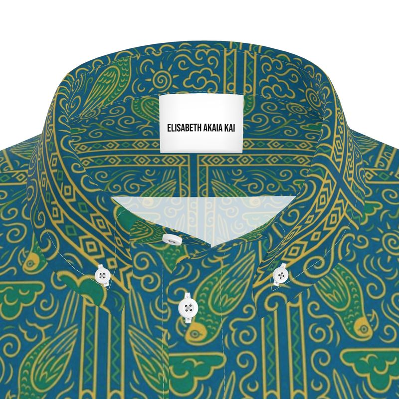 Détail du col boutonné de la chemise Okani, imprimée de motifs artistiques verts et dorés inspirés du patrimoine gabonais.