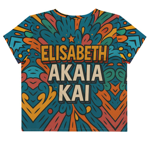 Vue arrière du crop-top Afro Pop Libreville par Élisabeth Akaïa Kaï, imprimé intégral pop art africain avec logo de la marque, couleurs vives et design exclusif inspiré de la culture gabonaise.