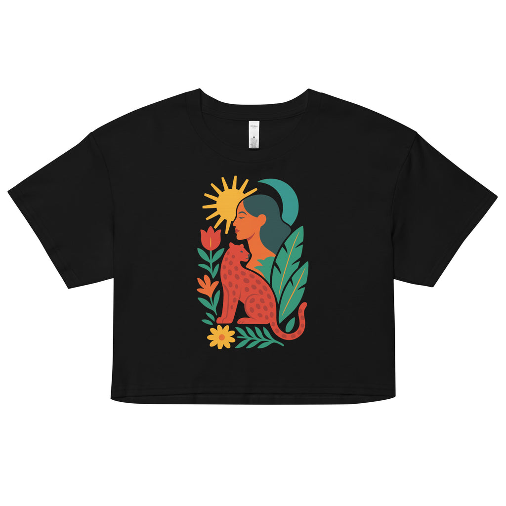 Crop top noir Zoraya avec illustration colorée d’une femme et d’un félin sous un soleil, entourés de végétation – mode éthique et artistique