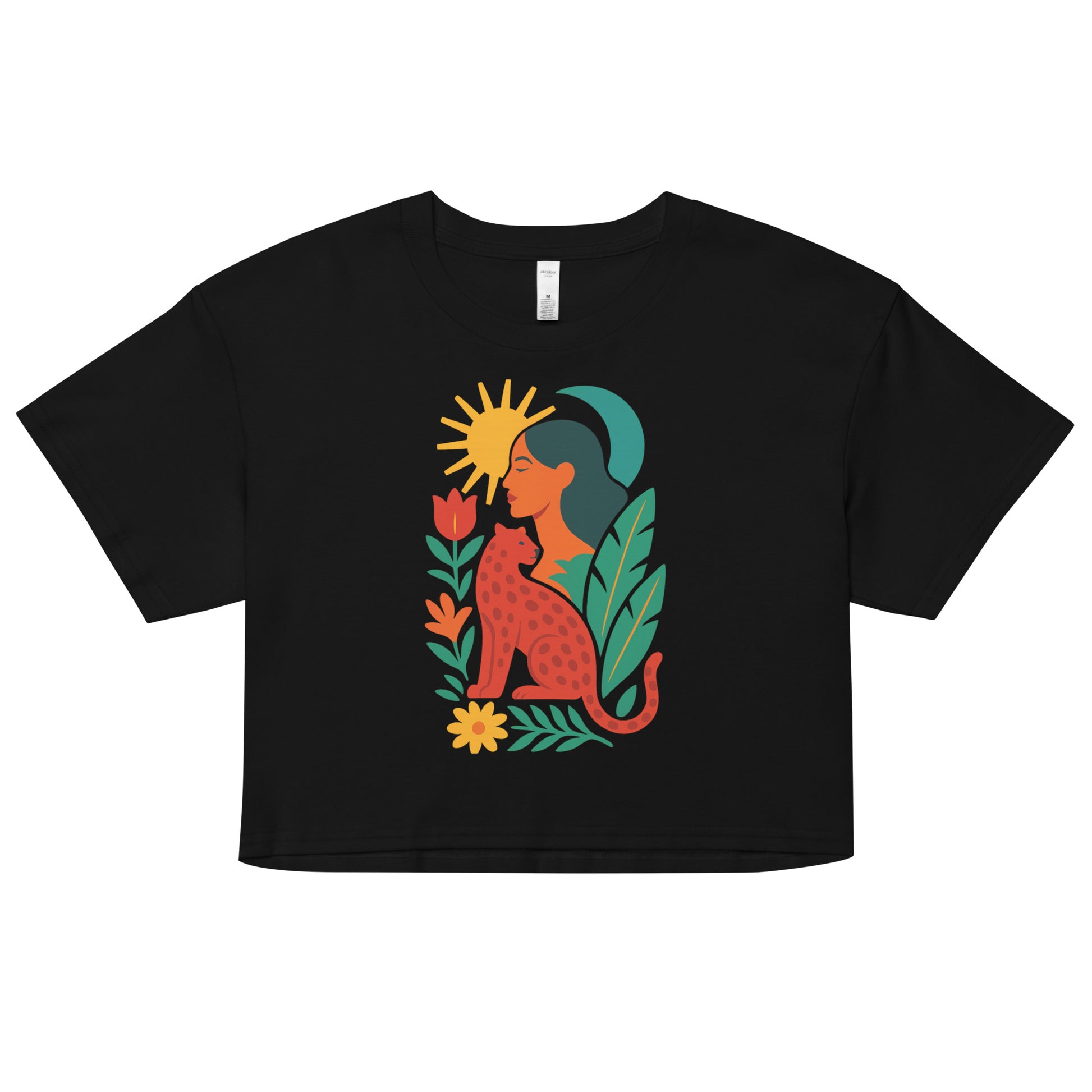 Crop top noir Zoraya avec illustration colorée d’une femme et d’un félin sous un soleil, entourés de végétation – mode éthique et artistique