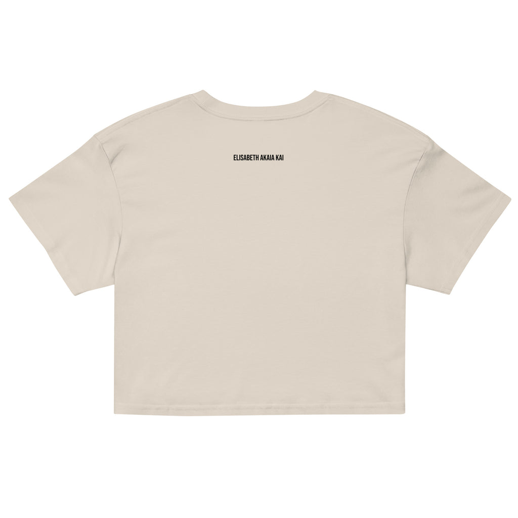 Crop top gris Zoraya avec illustration colorée d’une femme et d’un félin sous un soleil, entourés de végétation – mode éthique et artistique