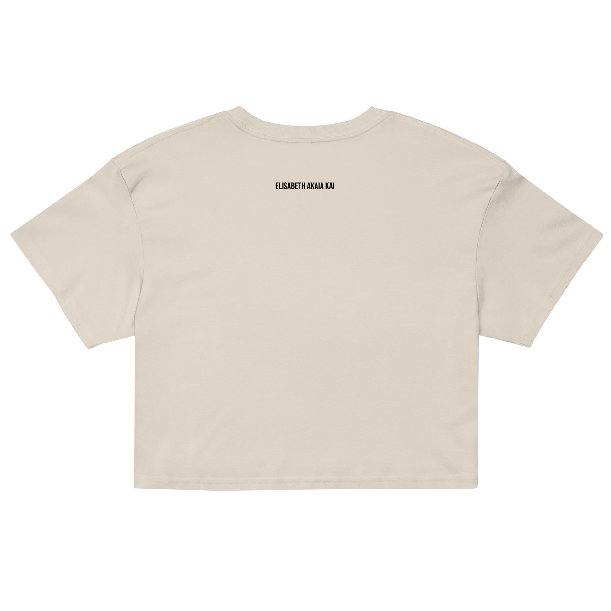 Crop top gris Zoraya avec illustration colorée d’une femme et d’un félin sous un soleil, entourés de végétation – mode éthique et artistique