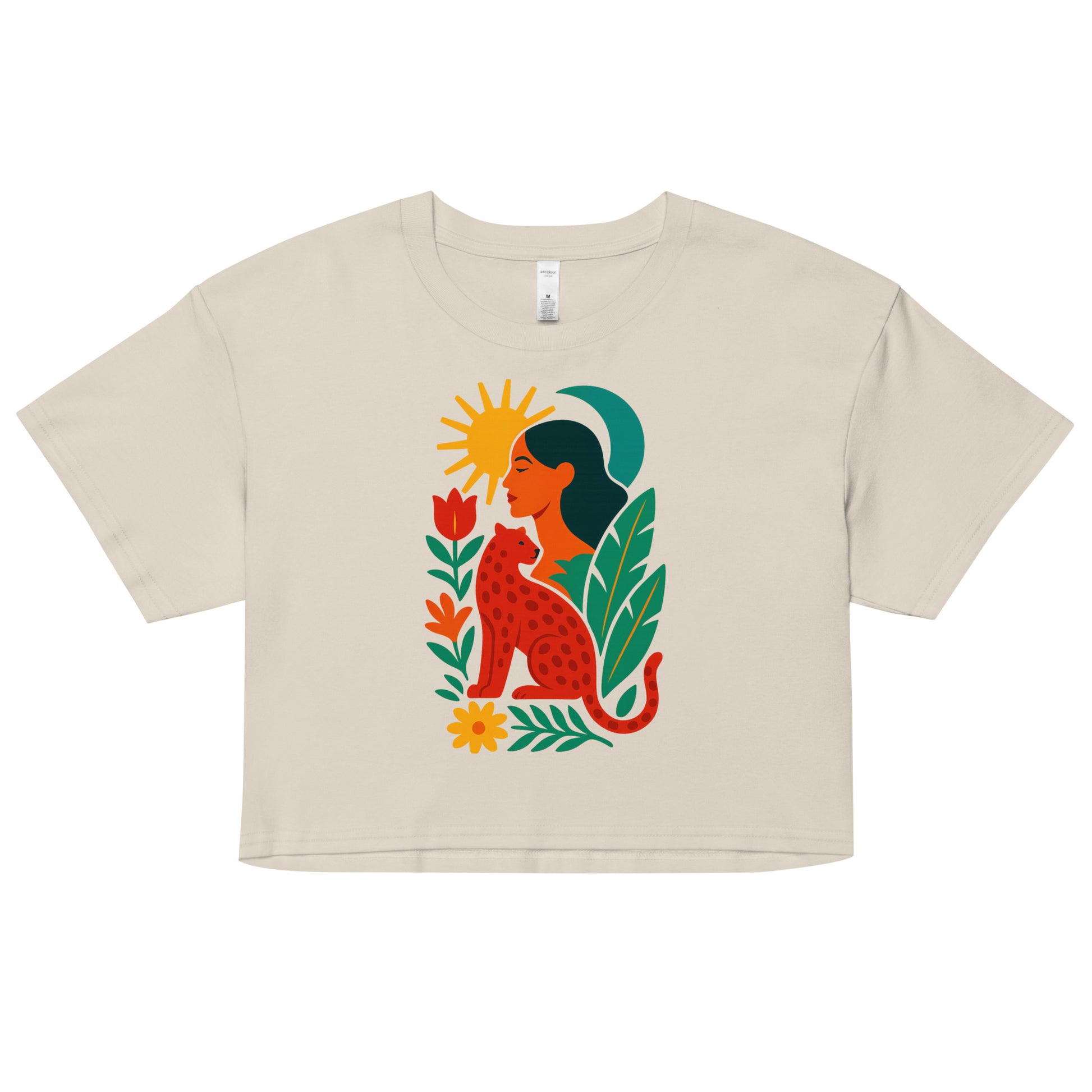 Crop top gris Zoraya avec illustration colorée d’une femme et d’un félin sous un soleil, entourés de végétation – mode éthique et artistique