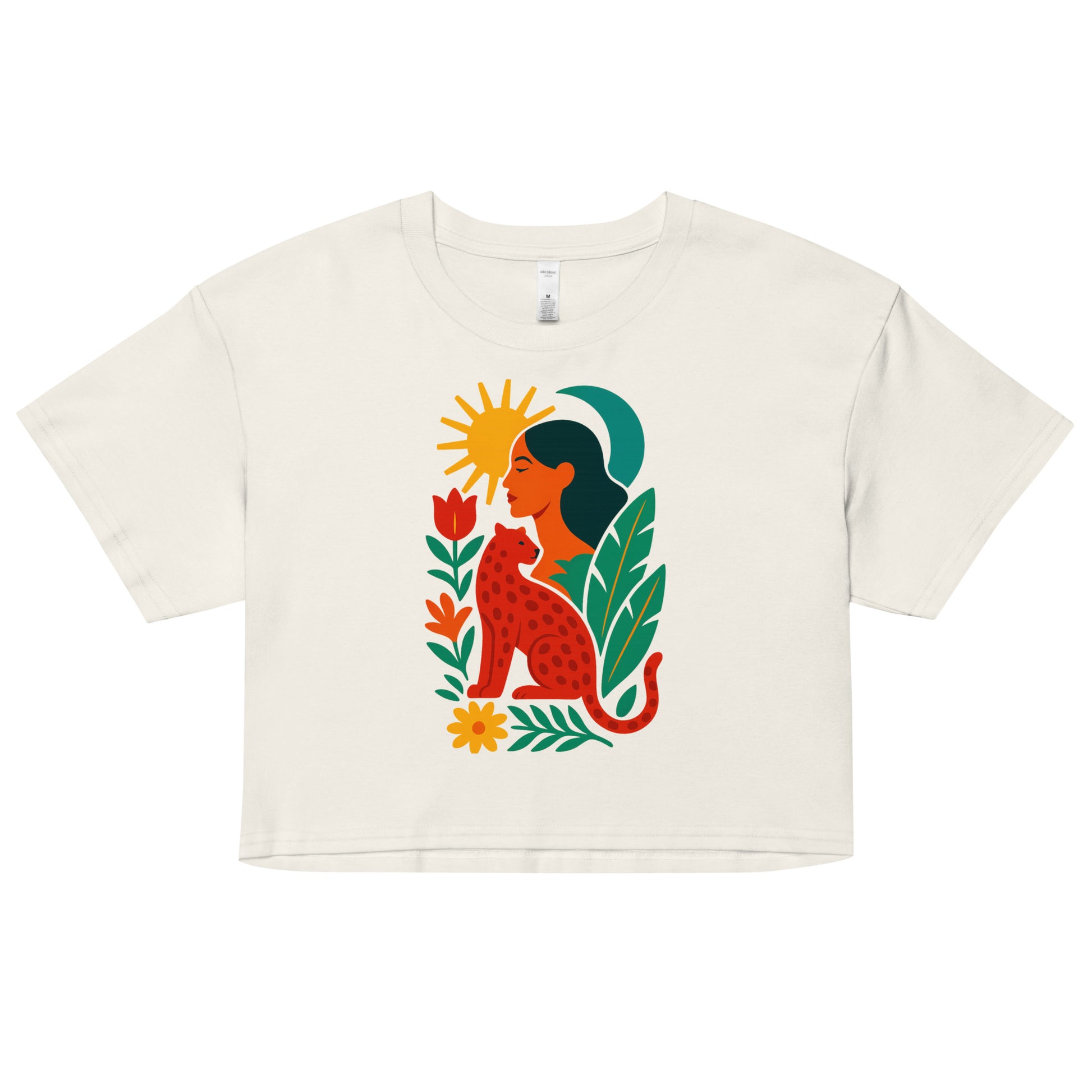 Crop top ecru Zoraya avec illustration colorée d’une femme et d’un félin sous un soleil, entourés de végétation – mode éthique et artistique