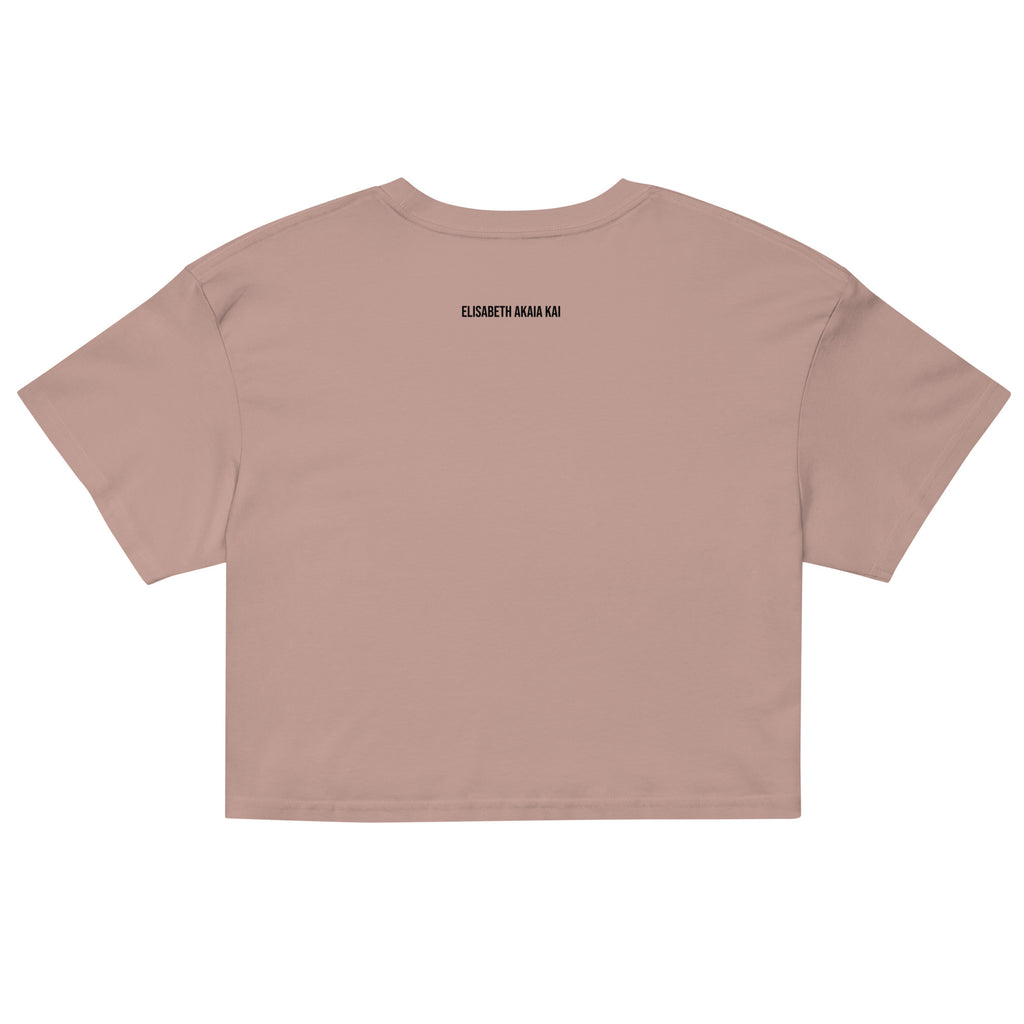 Crop top rose Zoraya avec illustration colorée d’une femme et d’un félin sous un soleil, entourés de végétation – mode éthique et artistique