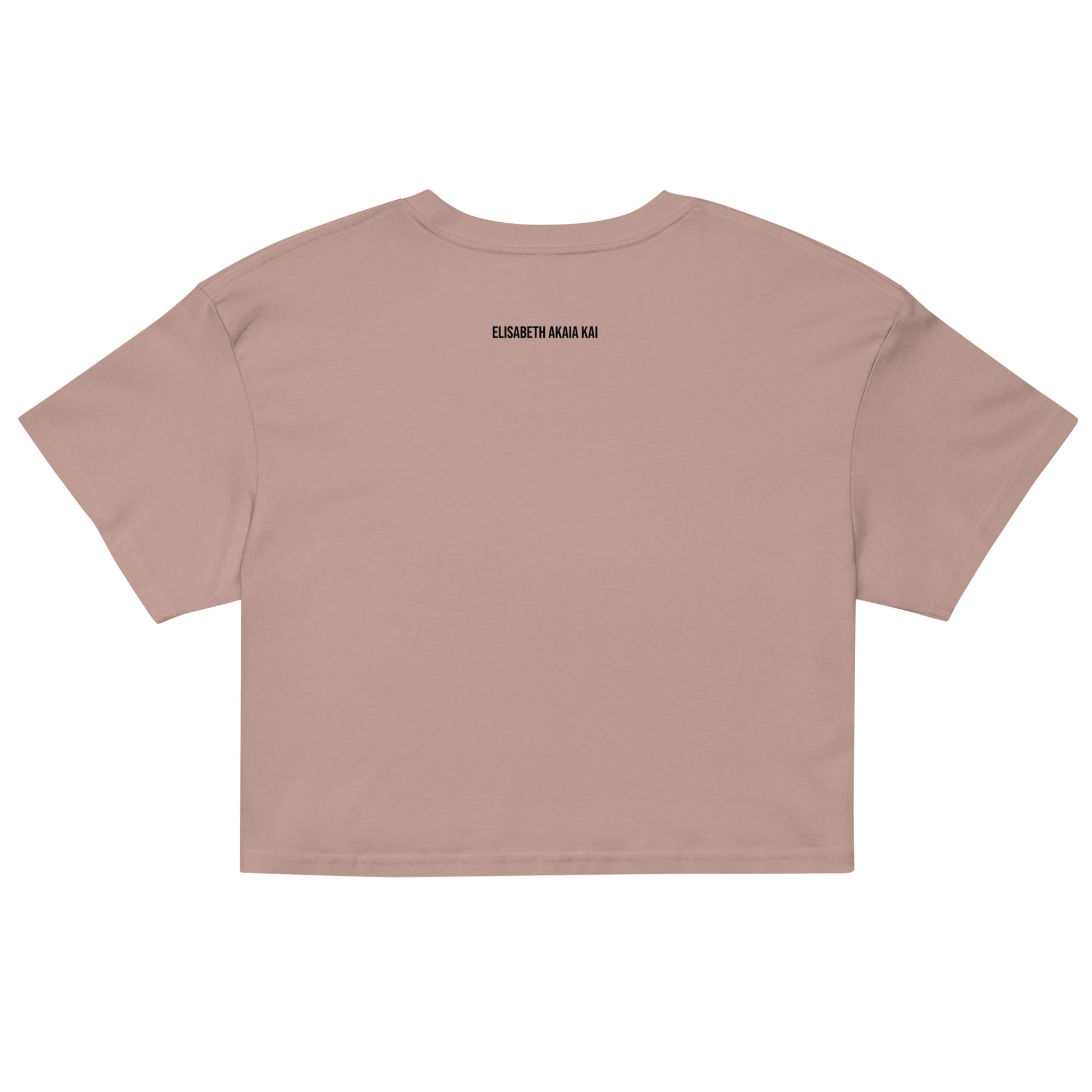 Crop top rose Zoraya avec illustration colorée d’une femme et d’un félin sous un soleil, entourés de végétation – mode éthique et artistique