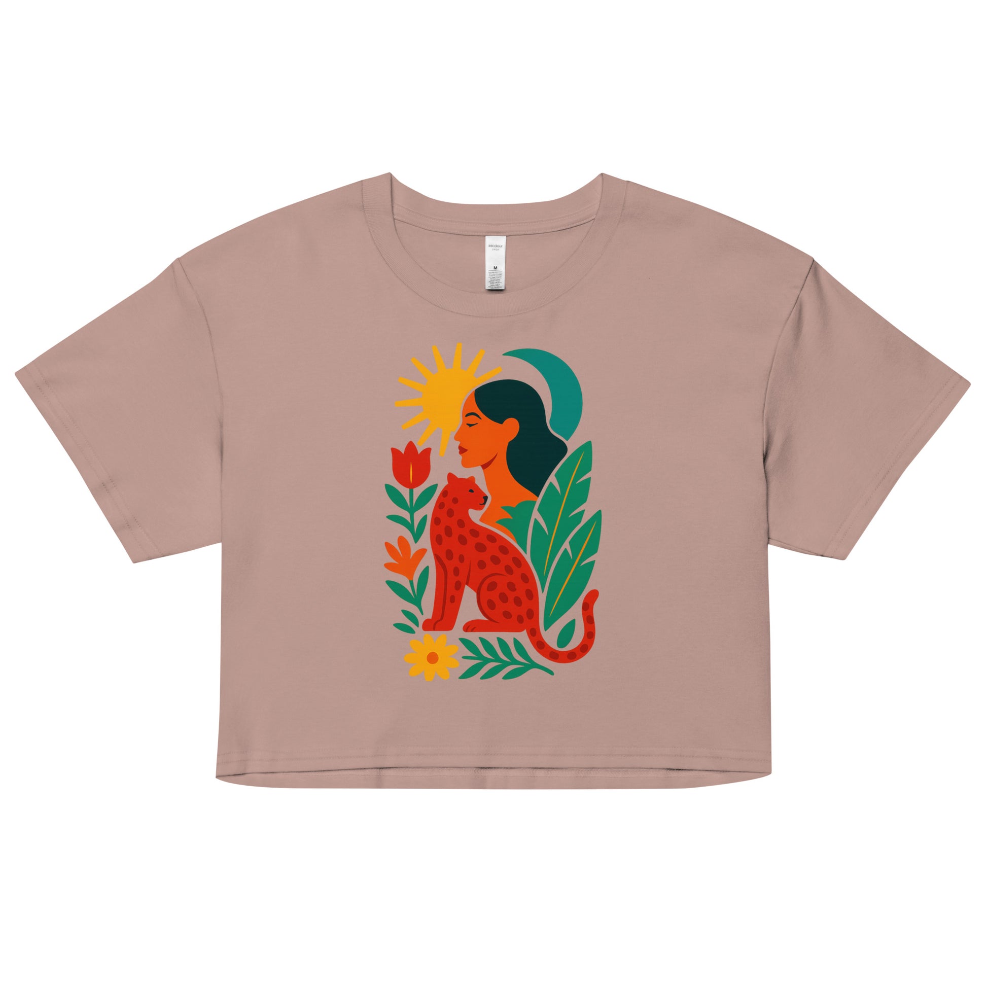 Crop top rose Zoraya avec illustration colorée d’une femme et d’un félin sous un soleil, entourés de végétation – mode éthique et artistique