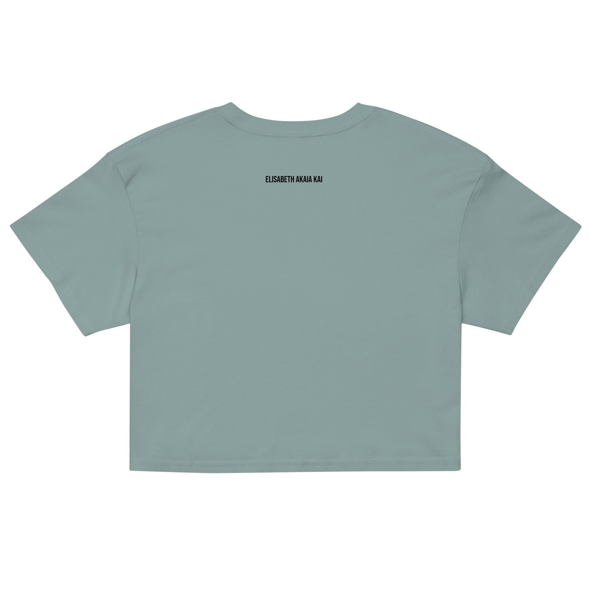 Crop top vert Zoraya avec illustration colorée d’une femme et d’un félin sous un soleil, entourés de végétation – mode éthique et artistique