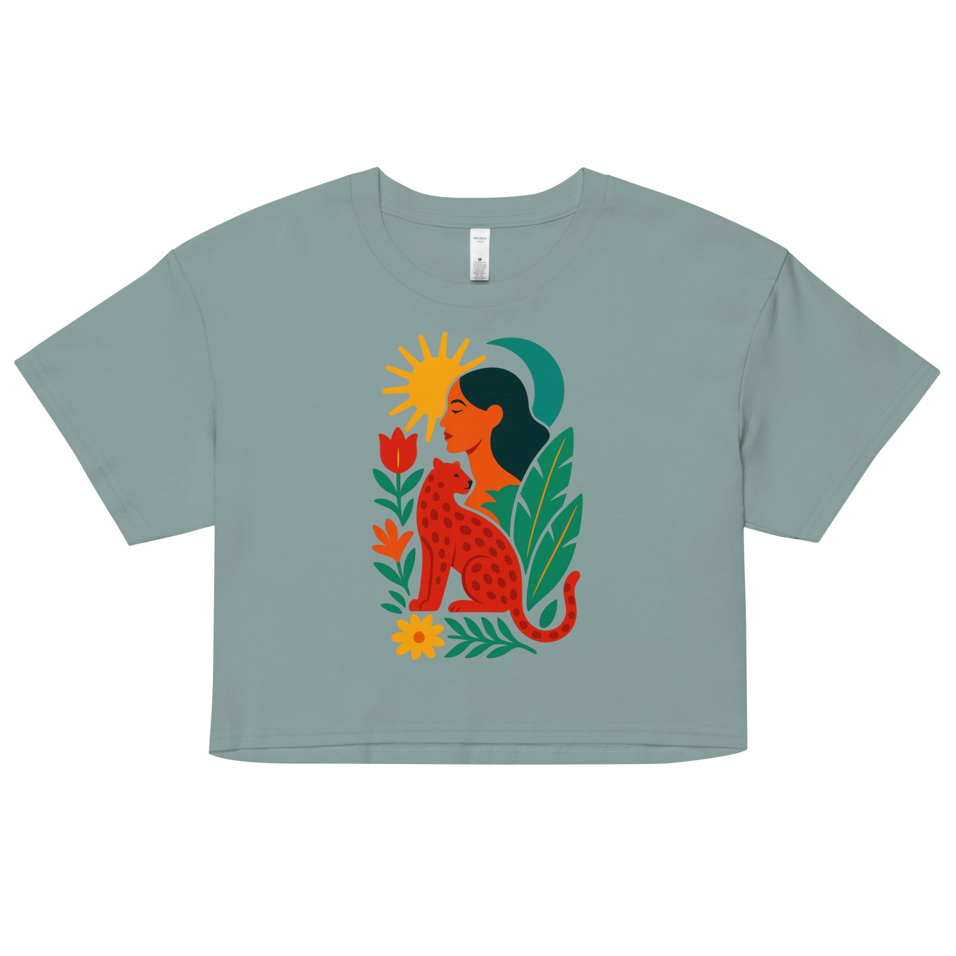 Crop top vert Zoraya avec illustration colorée d’une femme et d’un félin sous un soleil, entourés de végétation – mode éthique et artistique