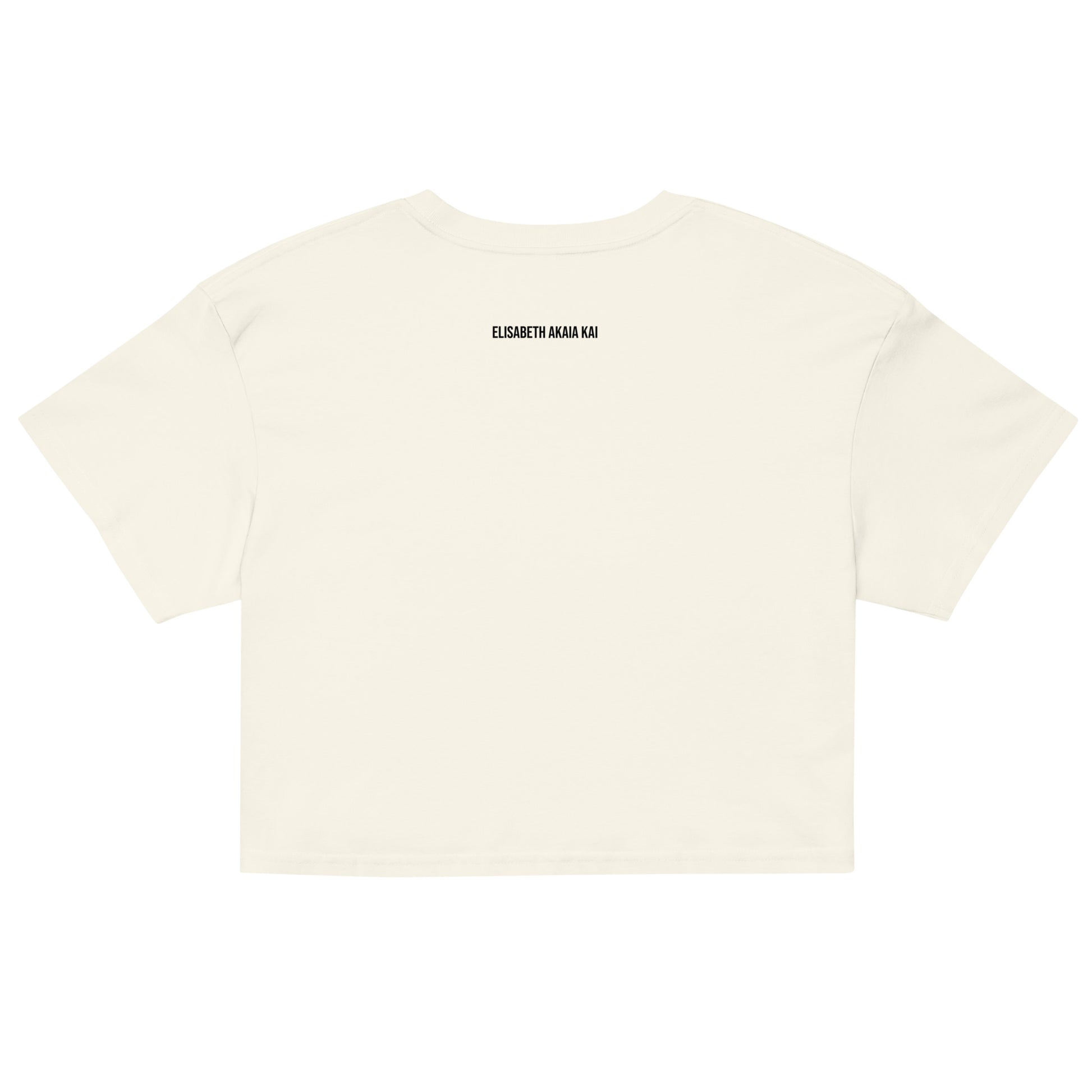 Crop top blanc Zoraya avec illustration colorée d’une femme et d’un félin sous un soleil, entourés de végétation – mode éthique et artistique