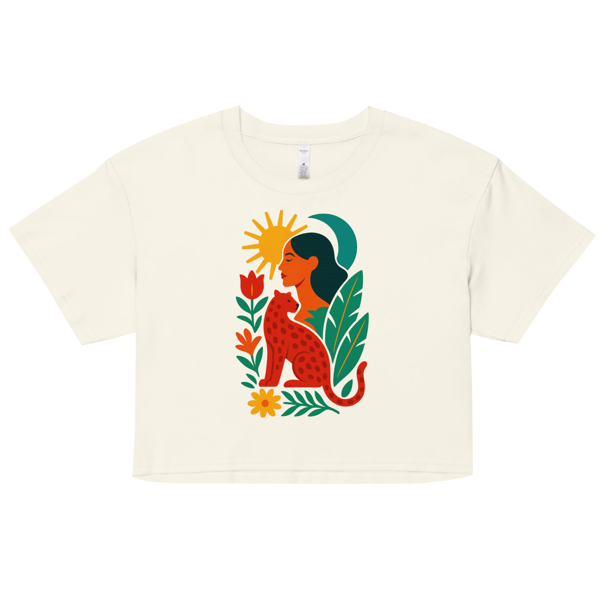 Crop top vert Zoraya avec illustration colorée d’une femme et d’un félin sous un soleil, entourés de végétation – mode éthique et artistique
