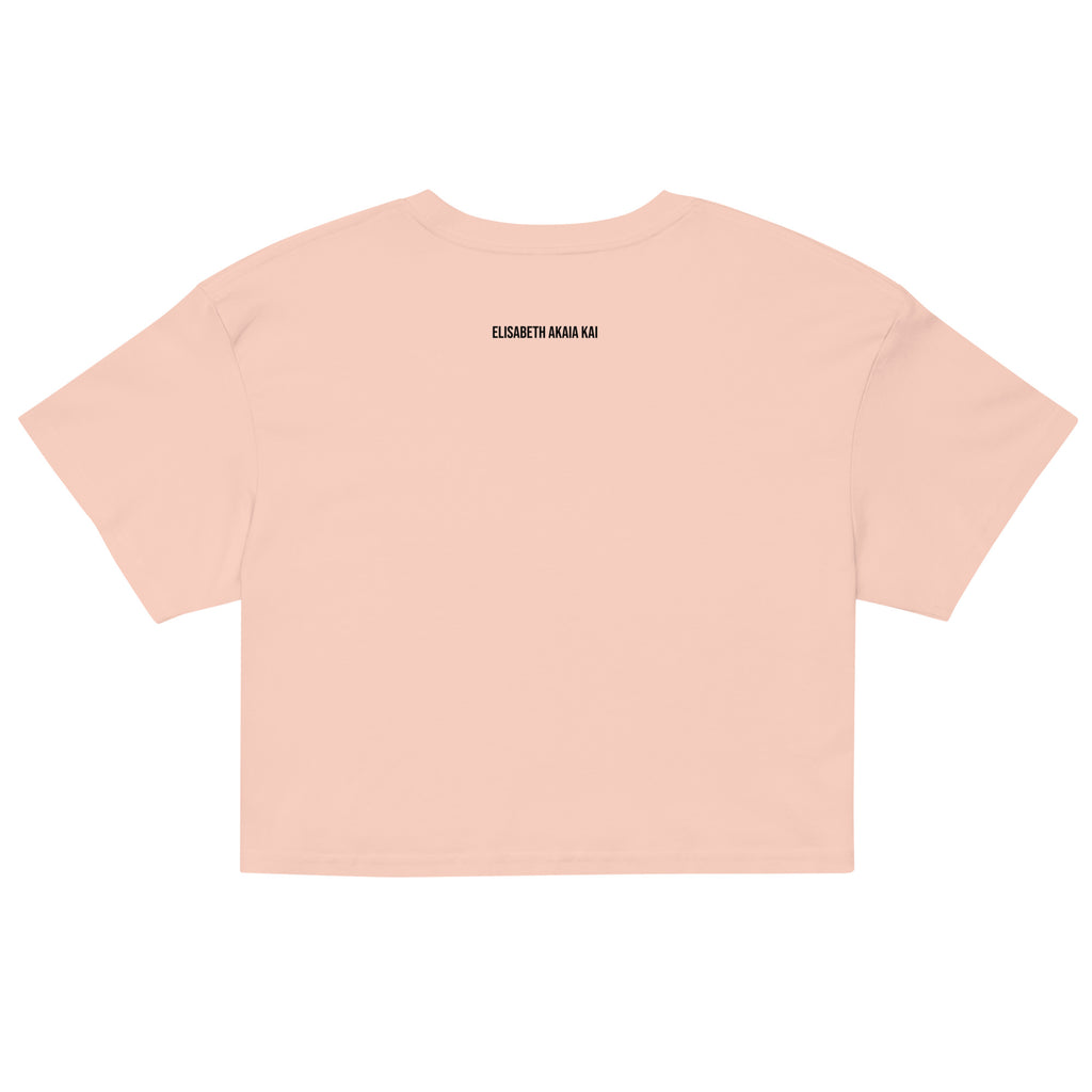 Crop top rose pale Zoraya avec illustration colorée d’une femme et d’un félin sous un soleil, entourés de végétation – mode éthique et artistique
