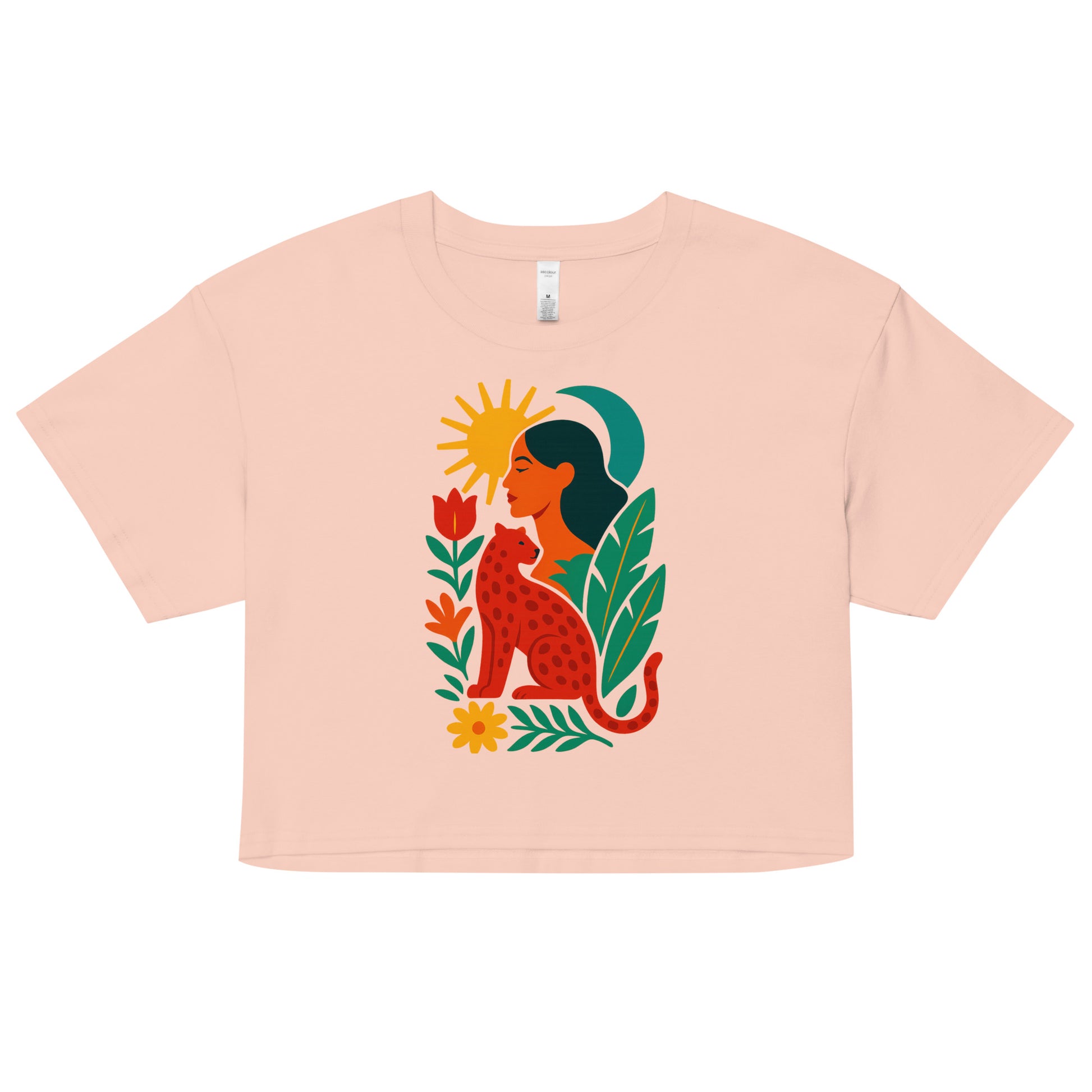 Crop top rose pale Zoraya avec illustration colorée d’une femme et d’un félin sous un soleil, entourés de végétation – mode éthique et artistique