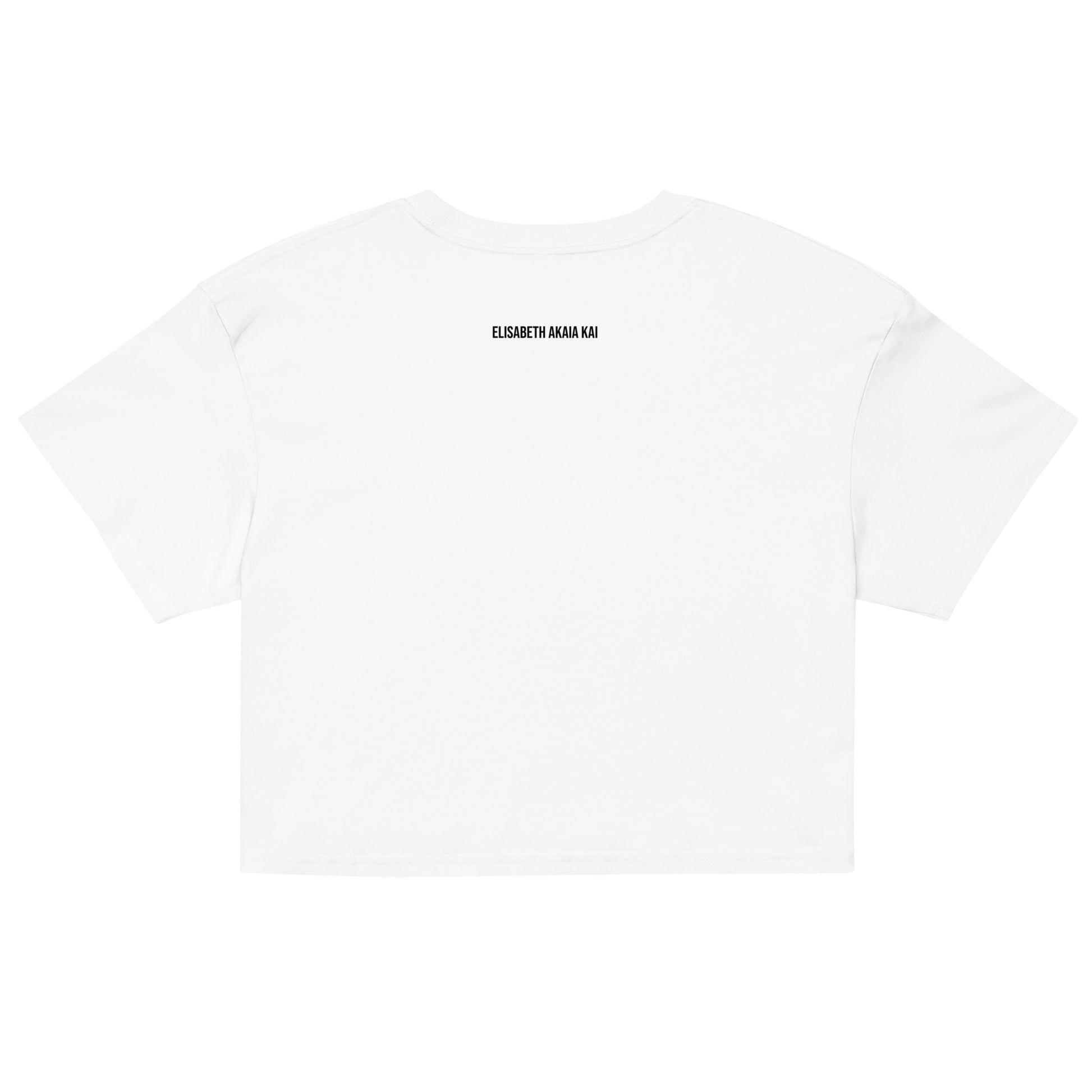 Crop top blanc Zoraya avec illustration colorée d’une femme et d’un félin sous un soleil, entourés de végétation – mode éthique et artistique