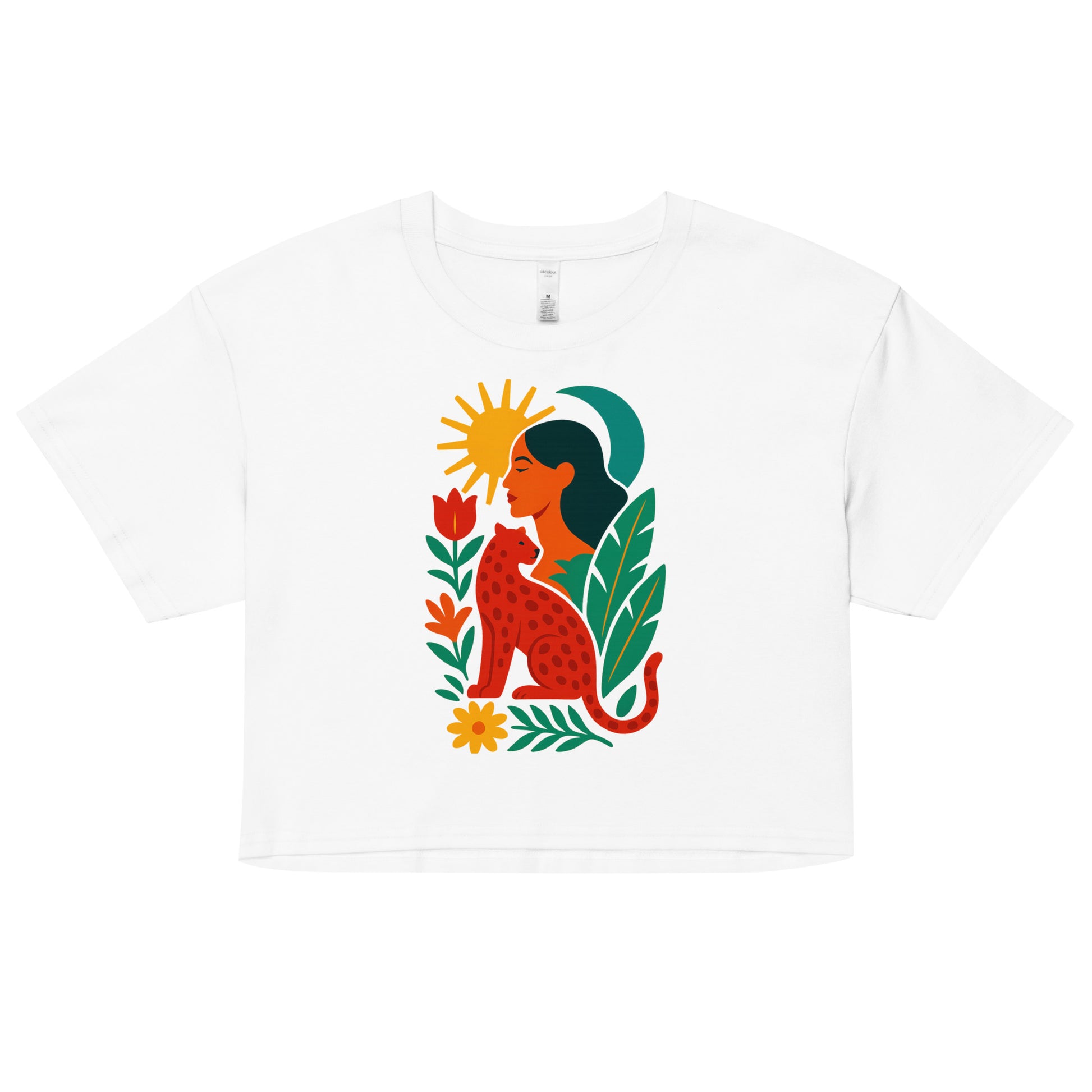 Crop top blanc Zoraya avec illustration colorée d’une femme et d’un félin sous un soleil, entourés de végétation – mode éthique et artistique