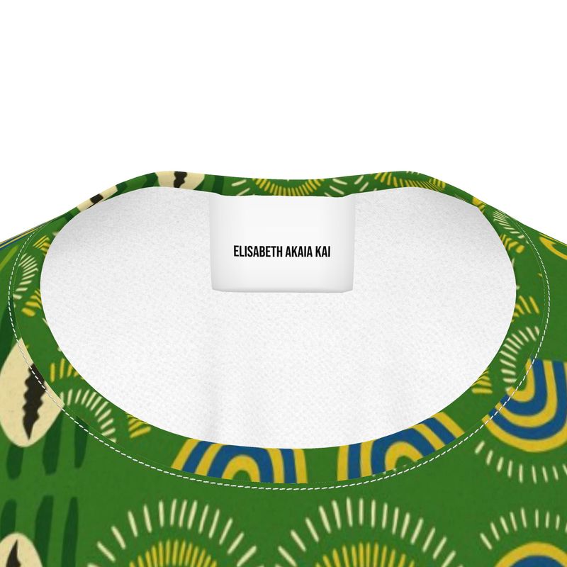 Vue du col intérieur du t-shirt enfant Mwana, montrant l’impression artistique verte et l’étiquette de la marque Élisabeth Akaïa Kaï.