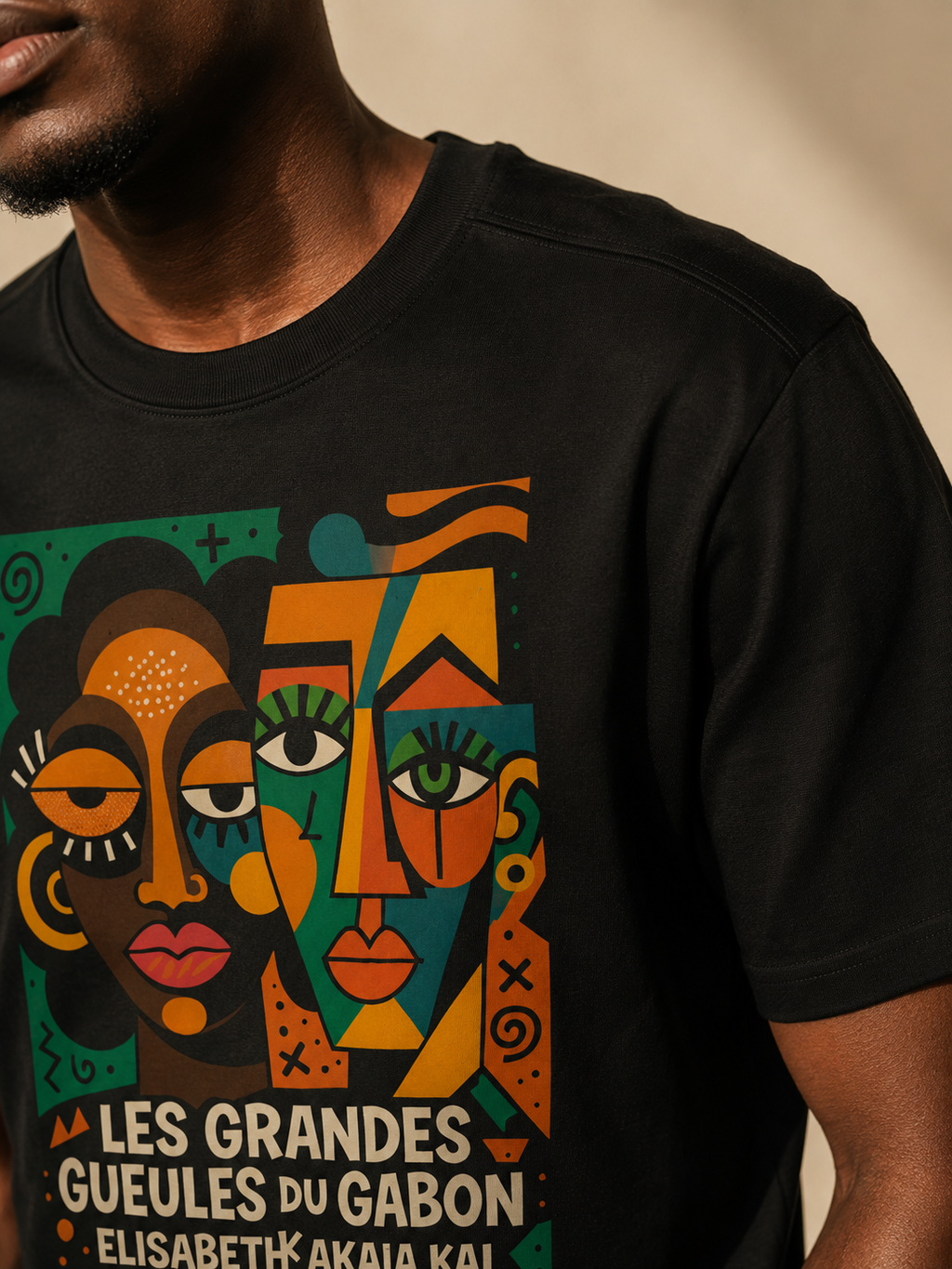 Gros plan sur le col, le coton noir et l’impression artistique du t-shirt Les Grandes Gueules du Gabon.