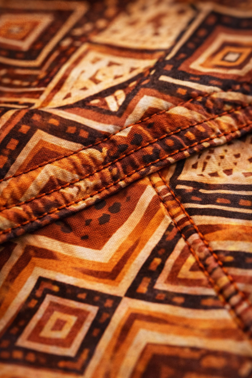 Zoom sur les finitions du short de bain homme : couture précise, textile haute qualité et motif imprimé avec une grande finesse.