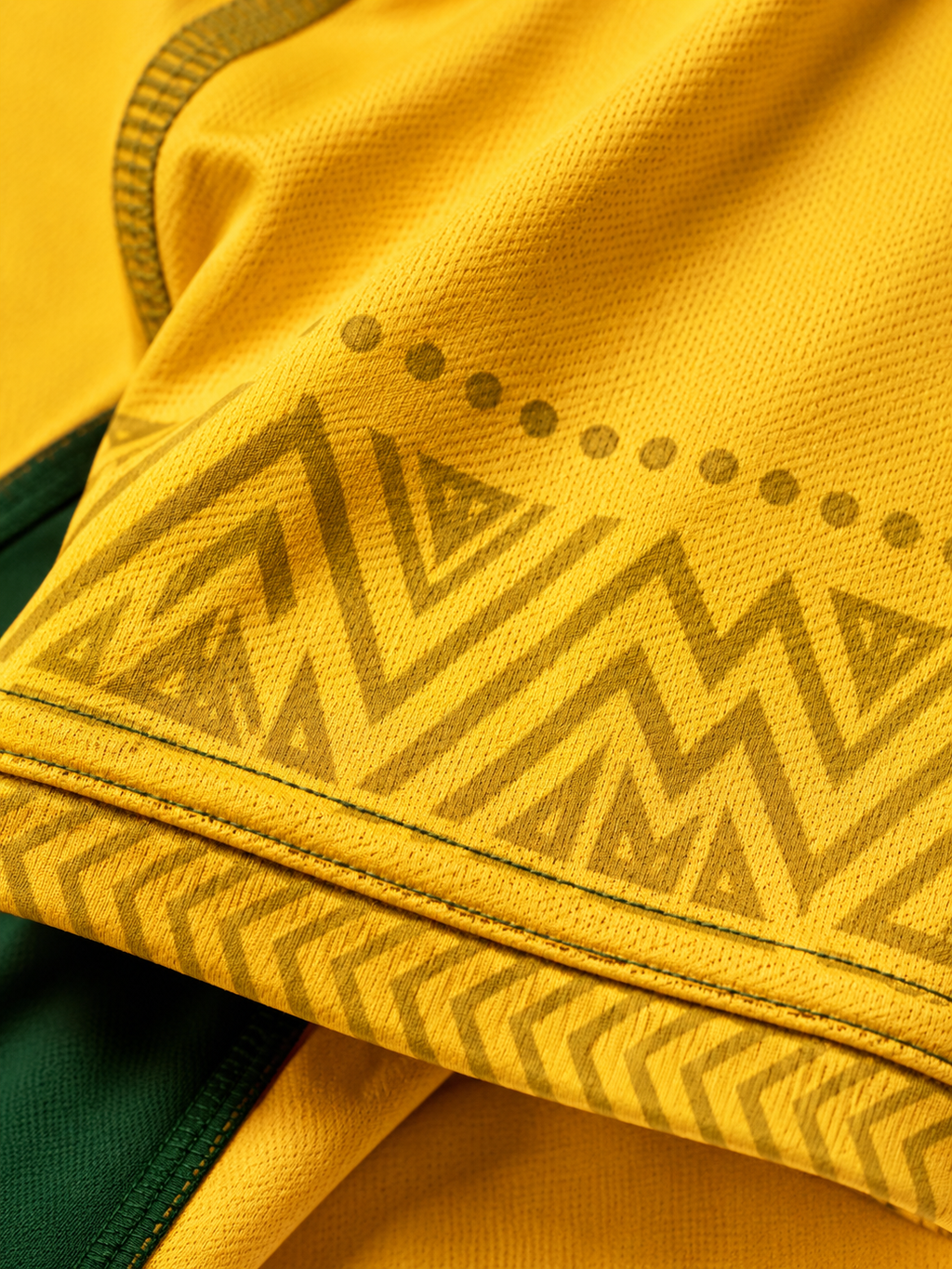 Les finitions du maillot Gabon révèlent un travail graphique inspiré des symboles africains traditionnels, sublimé par une confection moderne et des détails soigneusement étudiés.