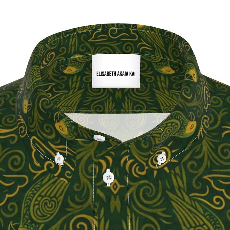 Gros plan sur le col boutonné de la chemise M’bani. On distingue l’étiquette blanche Élisabeth Akaïa Kaï et la finesse du tissu imprimé aux arabesques dorées.