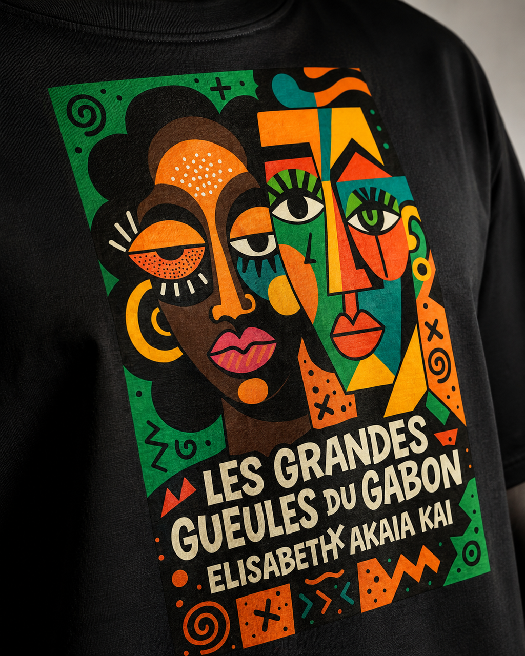Gros plan sur l’illustration colorée du t-shirt Les Grandes Gueules du Gabon, inspirée de l’art africain contemporain.