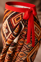 Le nœud signature de la jupe NYARA souligne la taille avec finesse. Il permet un ajustement naturel tout en apportant une touche graphique et distinctive.