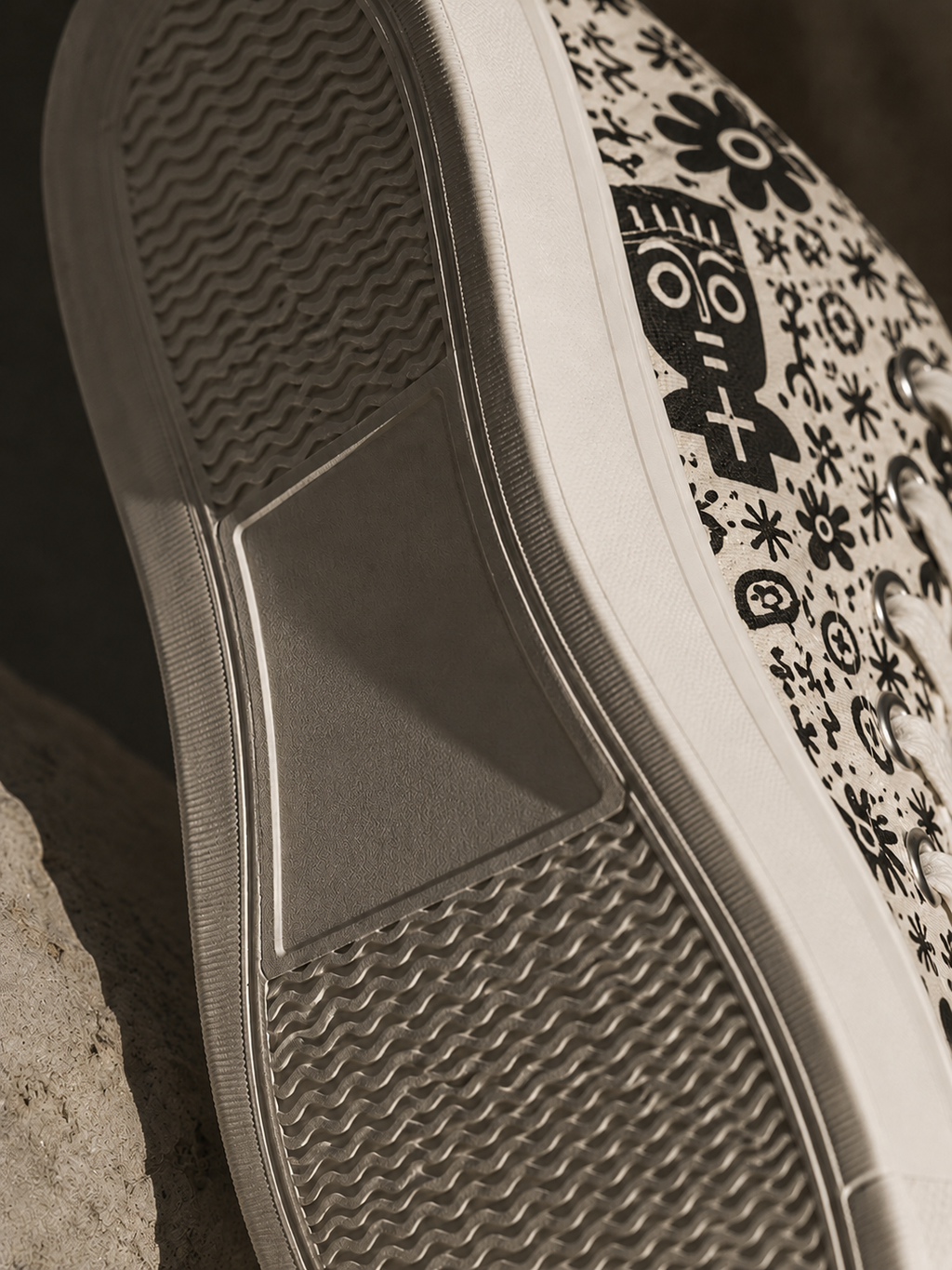 Photographie macro des sneakers IKARÉ mettant en valeur les textures, les matériaux premium et le savoir-faire artisanal de la maison Élisabeth Akaïa Kaï.