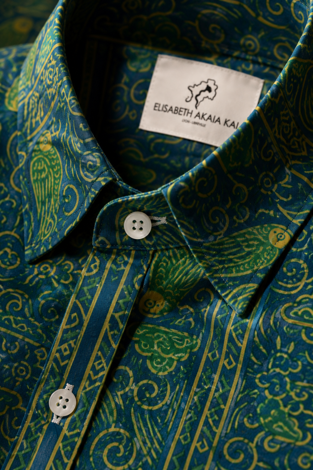 Découvrez la richesse du textile Okani : imprimés artistiques exclusifs, coutures soignées et finitions pensées dans l’esprit d’une maison de mode de luxe contemporaine.