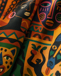 Photographie macro du pagne Nzinga mettant en lumière la finesse de l'impression, la texture du coton et la richesse des illustrations inspirées des arts africains. Chaque détail révèle l'excellence du savoir-faire de la Maison Élisabeth Akaïa Kaï.